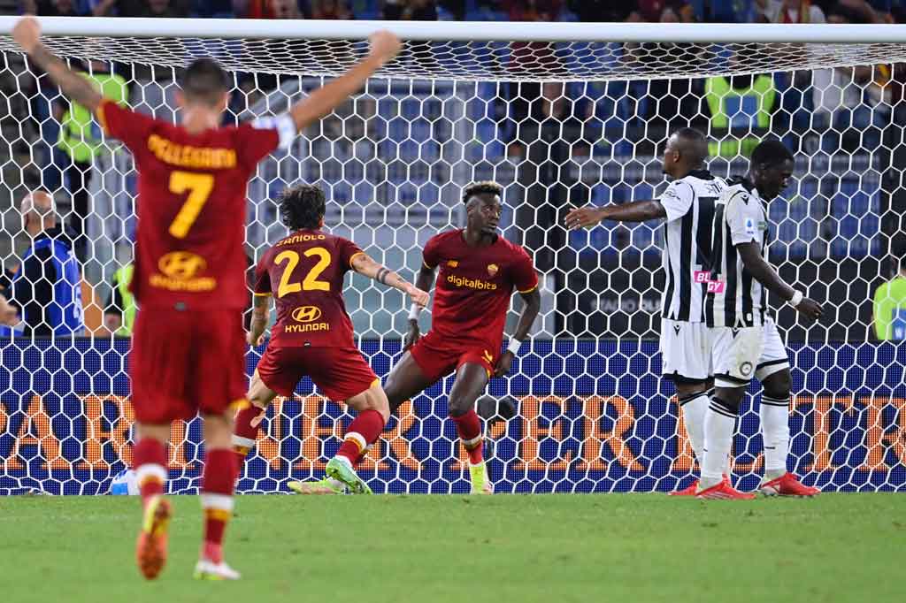 Kebuntuan akhirnya pecah pada menit ke-36 lewat sontekan kaki kanan Tammy Abraham setelah menyelesaikan umpan silang kiriman Riccardo Calafiori. Skor 1-0 bertahan hingga jeda.