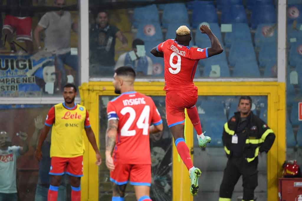 Memasuki lima menit babak kedua Napoli memperlebar marjin kepemimpinan mereka melalui gol kedua Osimhen yang meneruskan umpan silang Hirving Lozano.