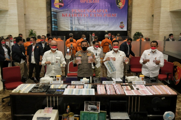 Direktorat Tindak Pidana Ekonomi Khusus (Dittipideksus) Badan Reserse Kriminal (Bareskrim) Polri mengungkap jaringan tindak pidana uang palsu pecahan Rupiah dan Dollar Amerika dengan menangkap 20 orang tersangka di lima kota.