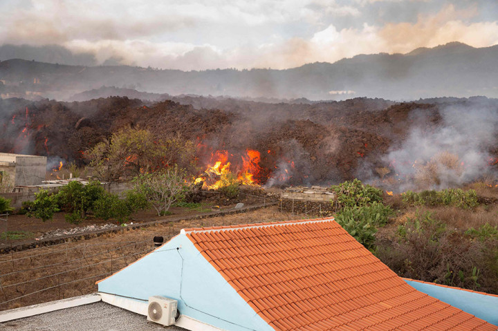 Dinding besar lava cair dari Gunung Berapi Cumbre Vieja yang merayap menuruni lereng Pulau La Palma, Spanyol telah menghancurkan sekitar 320 bangunan dan lebih dari 154 hektar lahan.