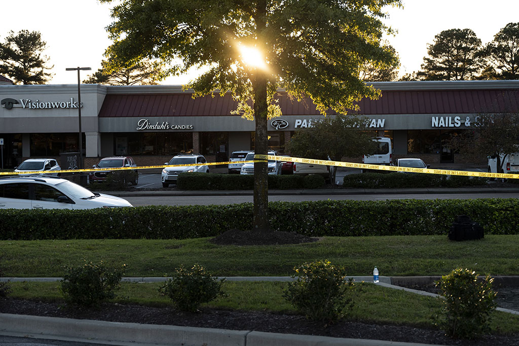 Penembakan kembali terjadi di Amerika Serikat. Kali ini, seorang pria melepaskan tembakan ke sebuah supermarket di dekat Memphis, Tennessee, Kamis, 24 September 2021 waktu setempat. Insiden tersebut mengakibatkan sedikitnya satu orang meninggal dunia dan 12 lainnya luka-luka. Pelaku kemudian diketahui menembak dirinya sendiri.