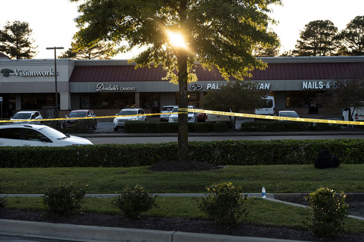 Penembakan kembali terjadi di Amerika Serikat. Kali ini, seorang pria melepaskan tembakan ke sebuah supermarket di dekat Memphis, Tennessee, Kamis, 24 September 2021 waktu setempat. Insiden tersebut mengakibatkan sedikitnya satu orang meninggal dunia dan 12 lainnya luka-luka. Pelaku kemudian diketahui menembak dirinya sendiri.
