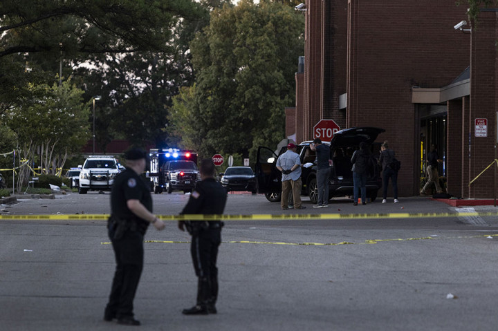 Peristiwa tragis tersebut tejadi di sebuah toko kelontong Kroger di Collierville, sebuah kota pinggiran di timur Memphis.