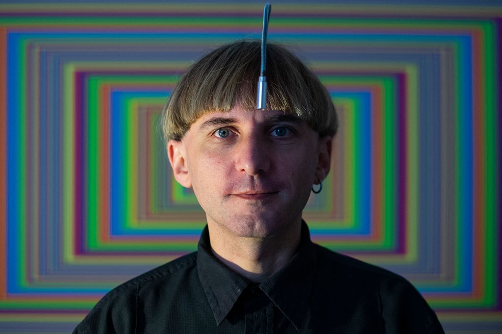Artis cyborg Inggris-Irlandia kelahiran Spanyol dan aktivis transpesi Neil Harbisson, berpose di Mataro dekat Barcelona pada Kamis, 23 September 2021. Neil Harbisson terkenal sebagai orang pertama di dunia yang memasang antena di tengkoraknya.