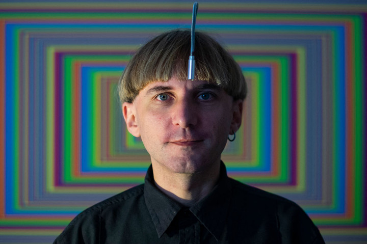 Artis cyborg Inggris-Irlandia kelahiran Spanyol dan aktivis transpesi Neil Harbisson, berpose di Mataro dekat Barcelona pada Kamis, 23 September 2021. Neil Harbisson terkenal sebagai orang pertama di dunia yang memasang antena di tengkoraknya.