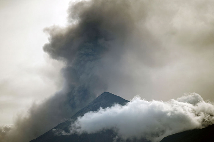 Gunung berapi Fuego, Guatemala memulai fase letusan kuat pada hari Kamis, 23 September 2021 waktu setempat, dengan memuntahkan lava dan abu dalam serangkaian ledakan. Namun belum ada evakuasi terhadap warga sekitar.