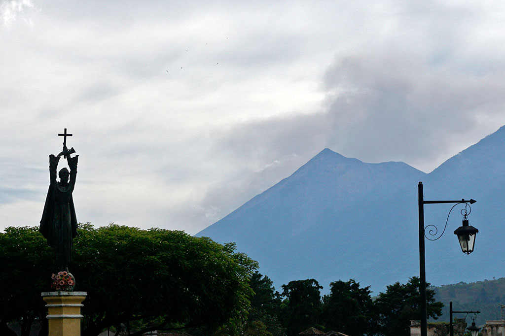 Fuego, setinggi 3,7 kilometer (12.240 kaki), adalah salah satu dari tiga gunung berapi aktif di Guatemala. 