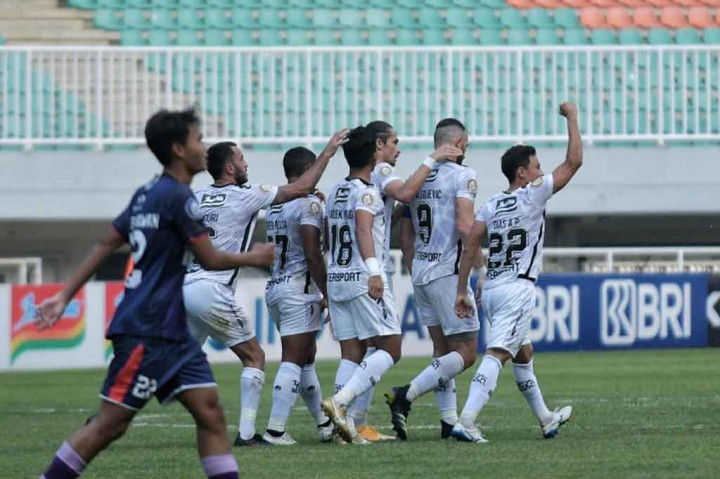 Dua gol penyerang Ilija Spasojevic sukses membawa Bali United menundukkan Persita Tangerang 2-1 pada lanjutan pertandingan Liga 1 pada Jumat, 24 September 2021.