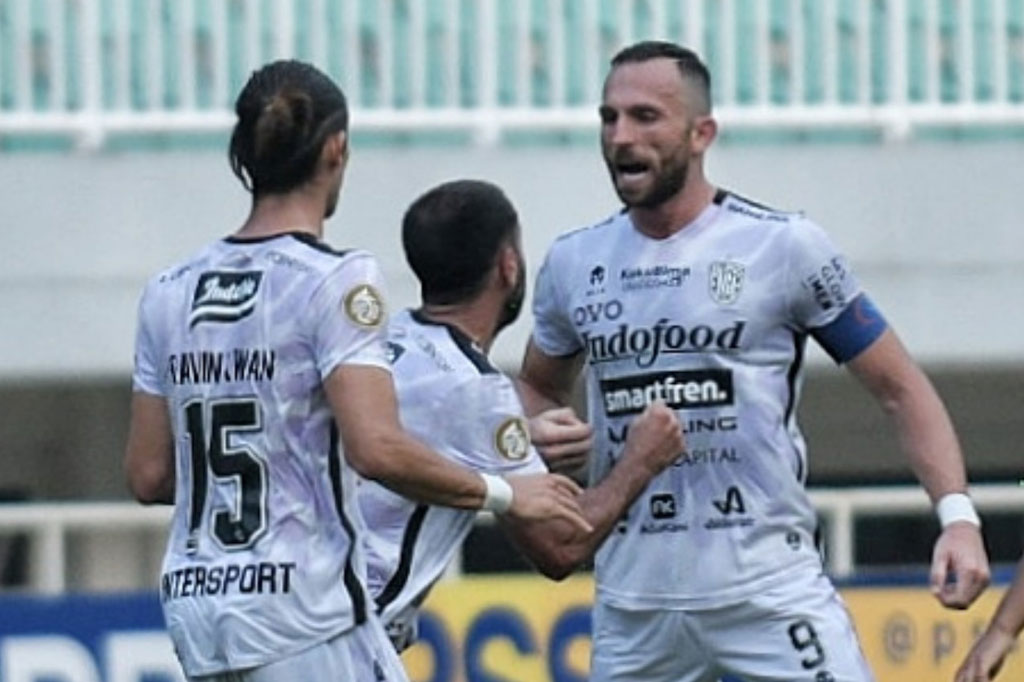 Bali United mengambil inisiatif serangan sejak awal laga dan berhasil membuka keunggulan saat laga baru berjalan empat menit lewat tendangan voli spektakuler Ilija Spasojevic memanfaatkan kemelut di depan gawang Persita.