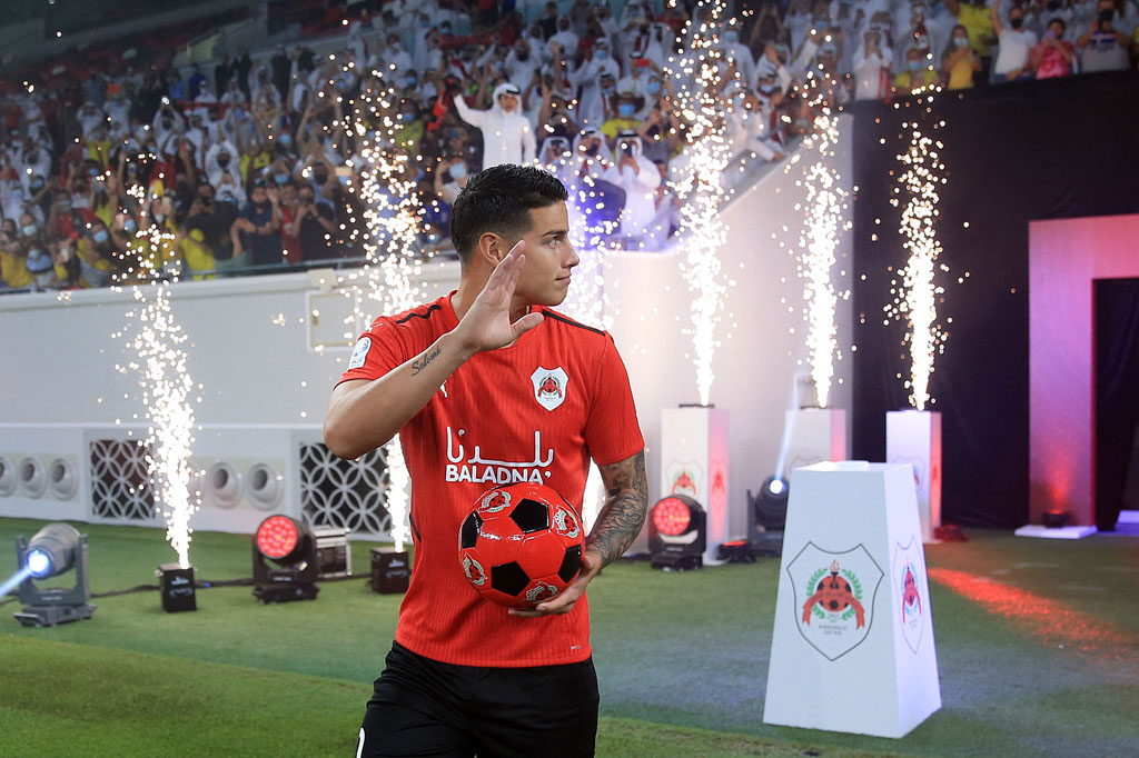 Gelandang Kolombia James Rodriguez mengenakan jersey tim barunya Al-Rayyan dan memegang bola selama presentasinya di Doha, pada 23 September 2021.
