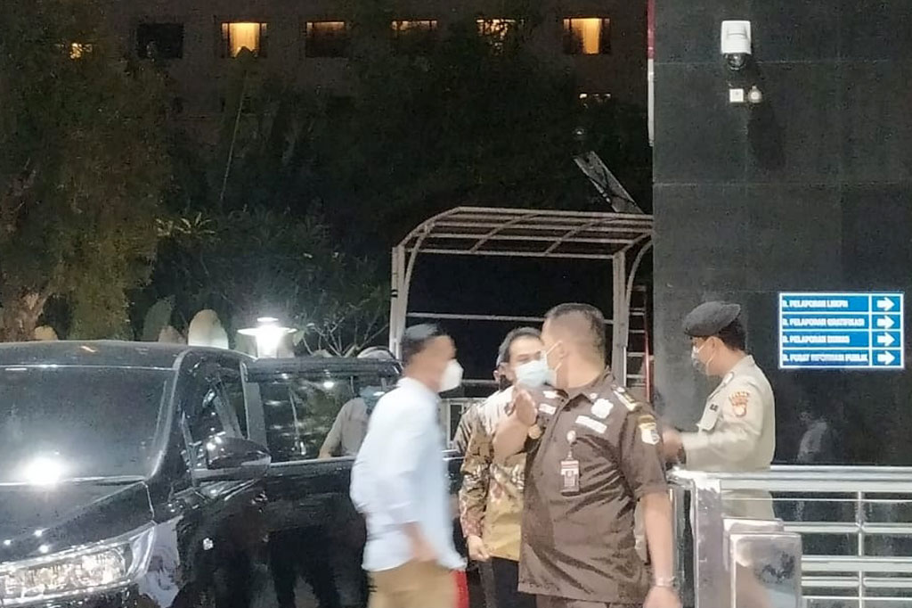 Komisi Pemberantasan Korupsi (KPK) menggunakan upaya paksa untuk memeriksa Wakil Ketua DPR Azis Syamsuddin. Azis diseret ke Gedung KPK Jumat, 24 September 2021 malam.