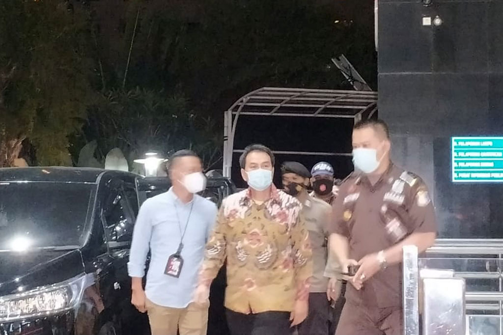 Didampingi sejumlah petugas Azis tiba sekitar pukul 19.55 WIB