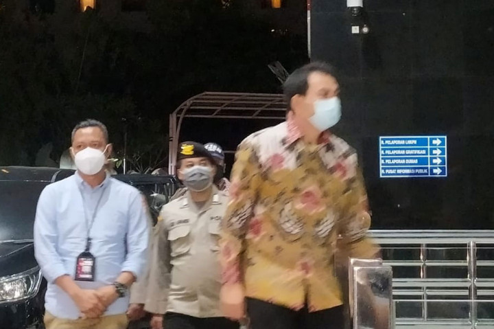 Mengenakan setelan batik warna coklat dan celana gelap, Azis tidak mengeluarkan sepatah kata pun kepada wartawan dan langsung memasuki lobi gedung KPK untuk menjalani pemeriksaan.