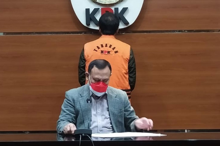 Wakil Ketua DPR RI Azis Syamsuddin (AZ) ditahan Komisi Pemberantasan Korupsi (KPK) setelah diumumkan sebagai tersangka kasus dugaan suap terkait dengan penanganan perkara korupsi yang ditangani oleh KPK di Kabupaten Lampung Tengah.