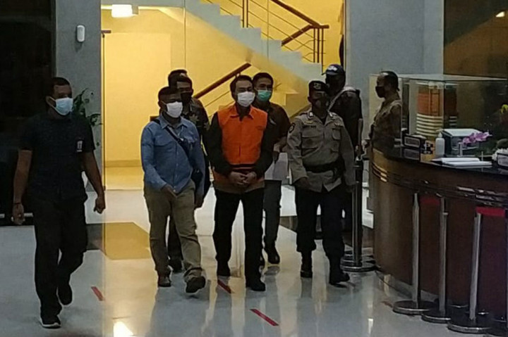 Sebagai langkah antisipasi penyebaran covid-19, tersangka Azis akan menjalani isolasi mandiri terlebih dahulu selama 14 hari di rutan tersebut.