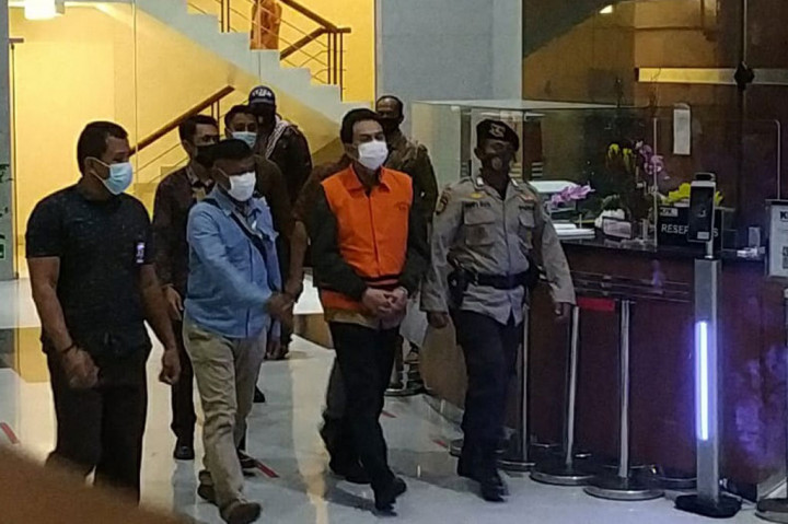 Saat keluar dari Gedung KPK, Azis yang telah mengenakan rompi tahanan KPK memilih bungkam saat dikonfirmasi awak media. Azis langsung masuk mobil tahanan KPK yang akan membawanya ke Rutan Polres Jakarta Selatan.