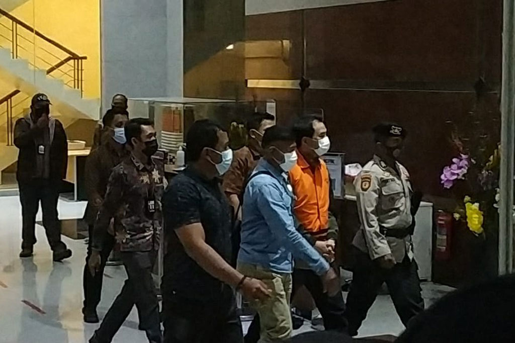 Atas kasusnya tersebut, tersangka Azis disangkakan melanggar Pasal 5 ayat (1) huruf a atau Pasal 5 ayat (1) huruf b atau Pasal 13 Undang-Undang Nomor 31 Tahun 1999 sebagaimana telah diubah dengan Undang-Undang Nomor 20 Tahun 2001 tentang Pemberantasan Tindak Pidana Korupsi.