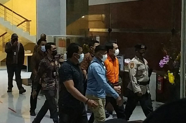 Atas kasusnya tersebut, tersangka Azis disangkakan melanggar Pasal 5 ayat (1) huruf a atau Pasal 5 ayat (1) huruf b atau Pasal 13 Undang-Undang Nomor 31 Tahun 1999 sebagaimana telah diubah dengan Undang-Undang Nomor 20 Tahun 2001 tentang Pemberantasan Tindak Pidana Korupsi.