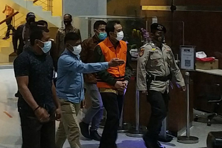 Dalam konstruksi perkara, KPK menduga Azis memberikan suap kepada mantan penyidik KPK Stepanus Robin Pattuju (SRP) senilai Rp3,1 miliar.