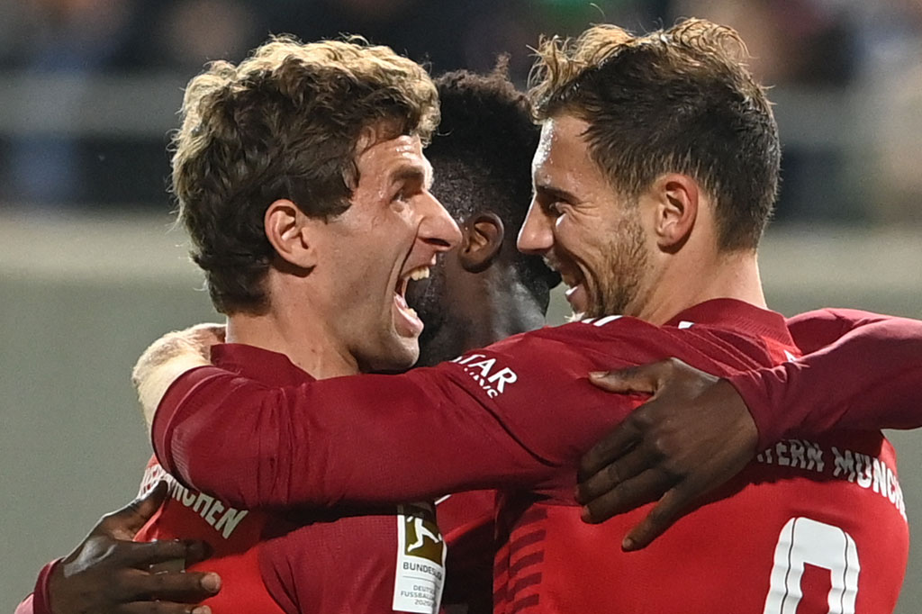 Bayern tampil menekan sejak awal laga Die Roten berhasil membuka keunggulan pada menit ke-10 ketika umpan silang Alphonso Davies berusaha dipotong oleh Maximilian Bauer, disambar Thomas Mueller untuk menjebol gawang tuan rumah.