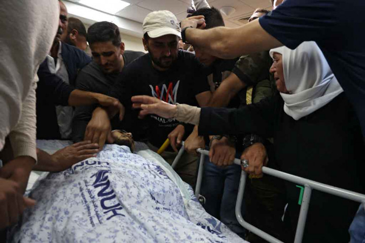 Kerabat bersedih atas meninggalnya Mohammed Ali Khabisa yang ditembak mati oleh pasukan Israel pada Jumat, 24 September 2021 saat bentrokan pecah di sela-sela demonstrasi di Tepi Barat yang diduduki.