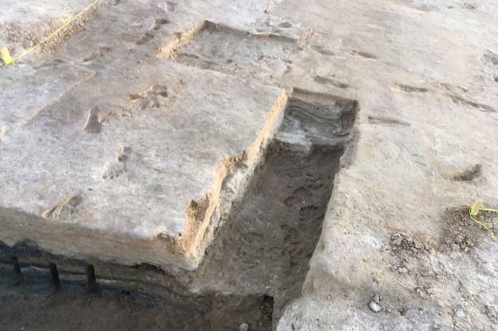 Jejak kaki ditinggalkan di lumpur di tepi danau yang sudah lama mengering, yang sekarang menjadi bagian dari gurun New Mexico. 