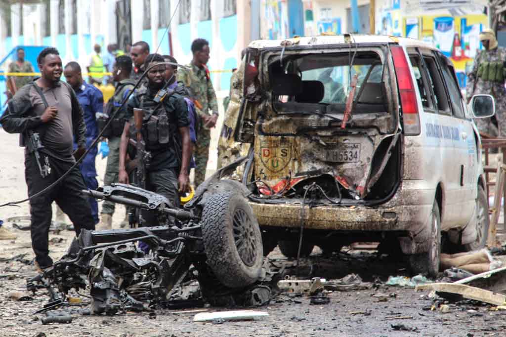 Petugas keamanan berjaga-jaga di lokasi serangan bom mobil di Mogadishu, Somalia pada Sabtu, 25 September 2021.