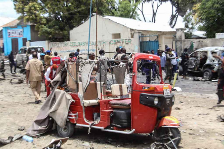 Seorang saksi mata mengatakan bom mobil diledakkan ketika polisi menghentikan pengemudi untuk pemeriksaan keamanan. “Mereka biasanya berhenti untuk memeriksa dan membersihkan kendaraan sebelum dapat melewati pos pemeriksaan. Mobil itu dihentikan oleh petugas keamanan dan meledak, sementara ada beberapa mobil lain dan orang-orang yang lewat di jalan terdekat. Saya melihat orang-orang yang terluka dan meninggal dibawa dari tempat kejadina,