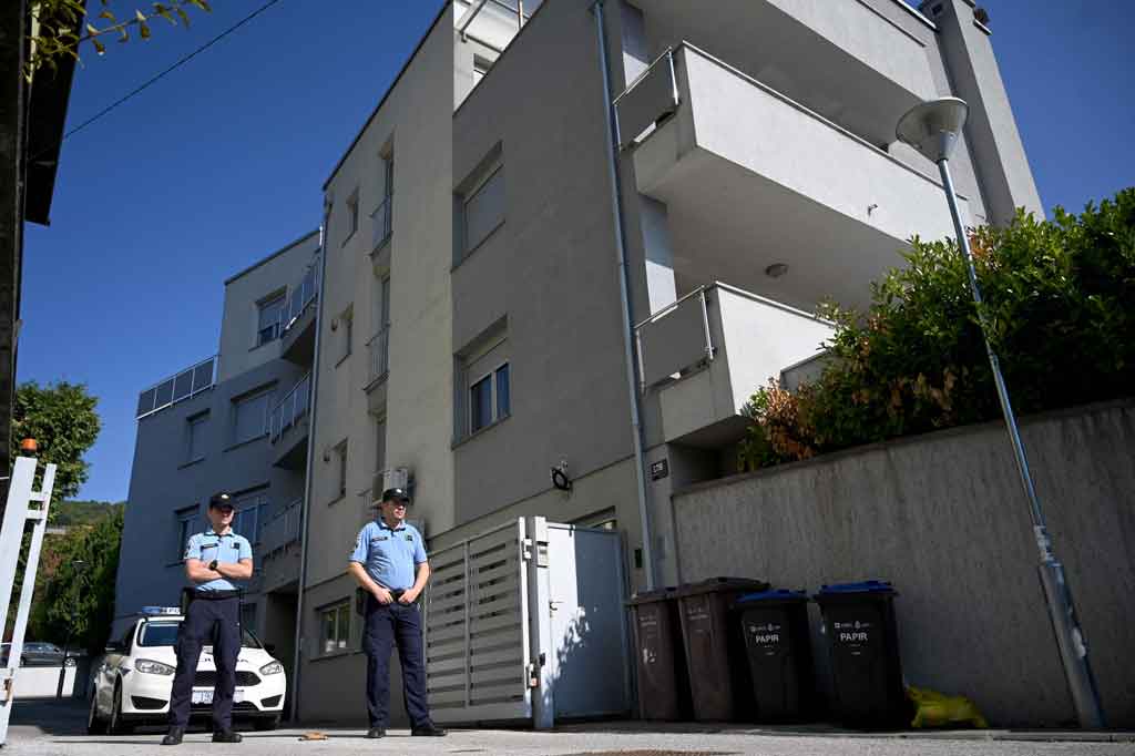 Polisi mengatakan bahwa petugas pergi ke apartemen di Zagreb sekitar pukul 02.00. Sabtu setelah menerima laporan tentang percobaan bunuh diri. 