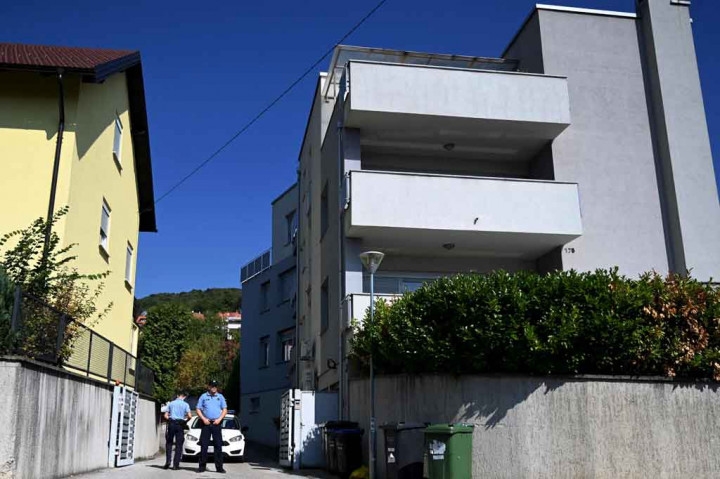 Mereka kemudian menemukan seorang pria berusia 56 tahun dalam kondisi yang kritis karena mencoba bunuh diri dengan menelan racun setelah membunuh anak-anaknya. Polisi mengatakan penyelidikan kriminal sedang berlangsung.