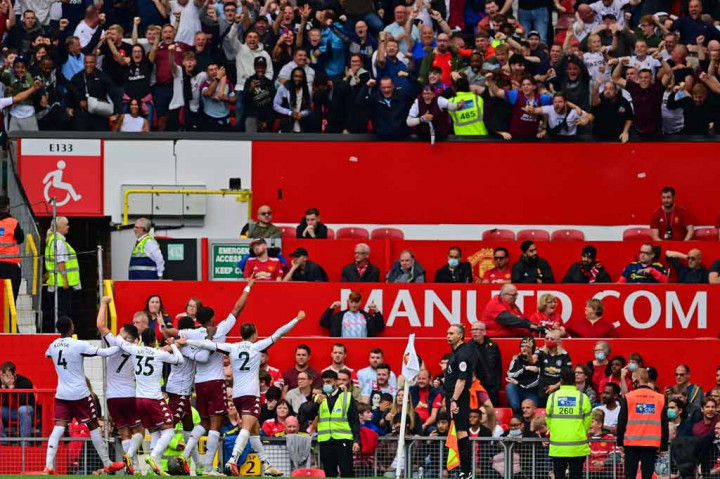 Tim tamu akhirnya berhasil menjebol gawang de Gea lewat sundulan Kortney Hause pada menit ke-88 menyambut sepak pojok kiriman Douglas Luiz.