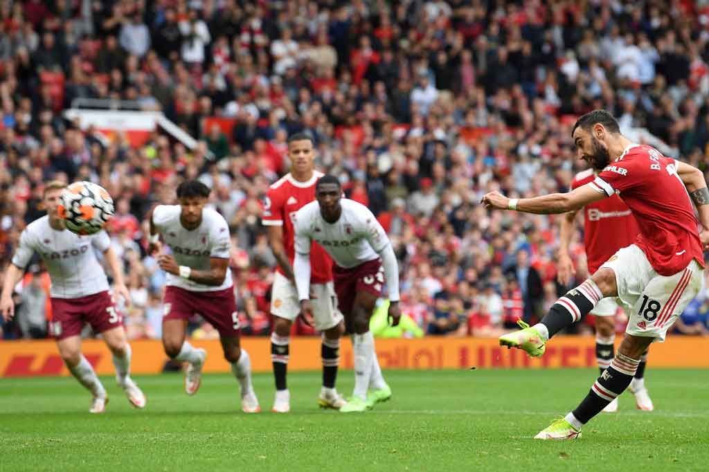 Tuan rumah berpeluang menyamakan kedudukan lewat eksekusi penalti Bruno Fernandes menyusul handball yang dilakukan Kortney Hause di dalam area terlarang.