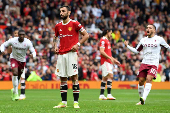 Sayang sepakan Fernandes melambung ke atas gawang Emiliano Martinez sekaligus menjaga keunggulan Villa 1-0 hingga bubaran.