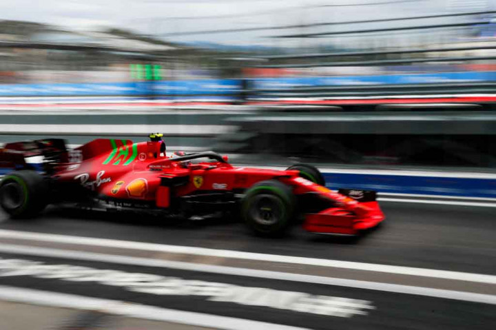 Carlos Sainz dari tim Ferrari akan mendampingi sang pembalap muda Inggris itu di baris terdepan di Sirkuit Sochi dengan selisih waktu 0,517 detik, sementara F3 ditempati oleh George Russell (Williams).