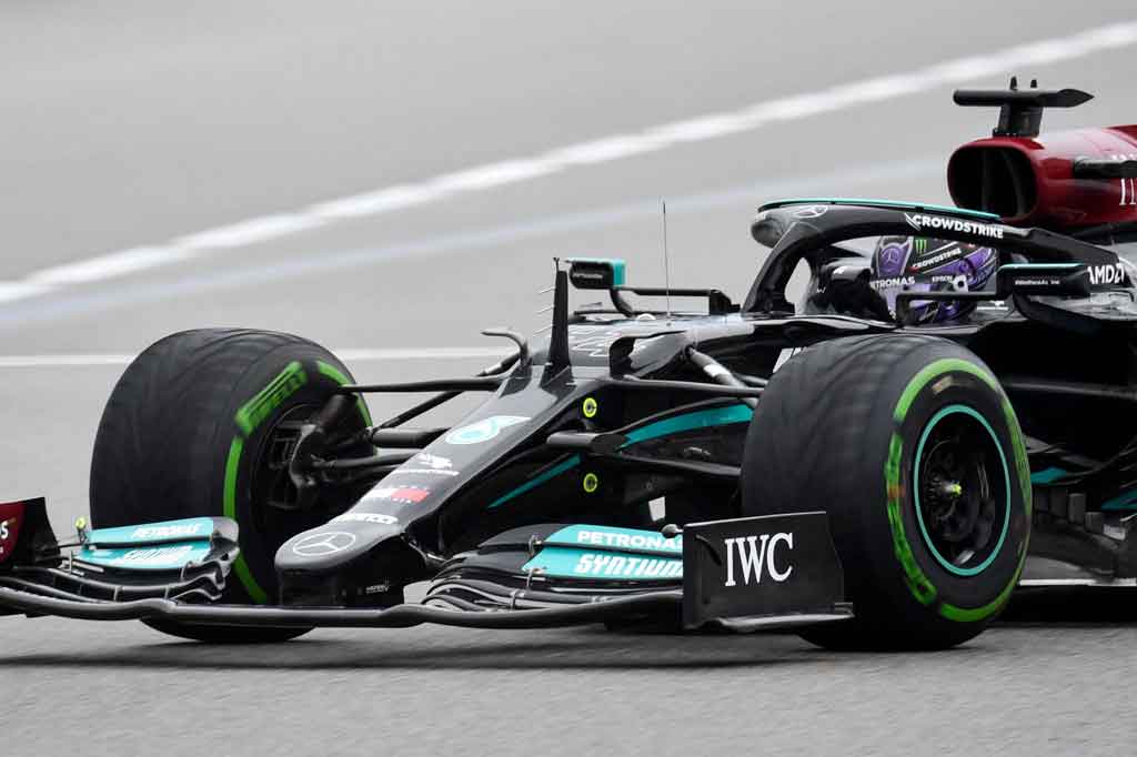 Juara dunia tujuh kali Lewis Hamilton akan start satu posisi di belakang Russell, calon rekan satu timnya di Mercedes tahun depan, setelah menabrak pagar pembatas jalur pit dan merusak sayap depan mobilnya.