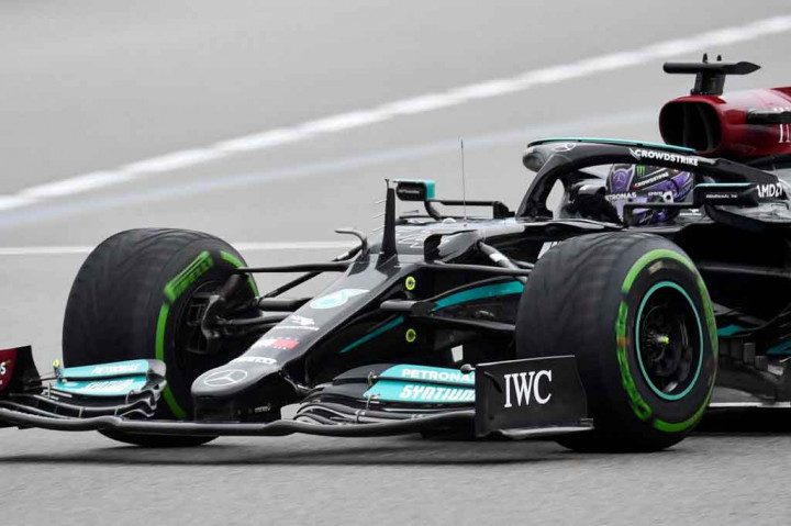 Juara dunia tujuh kali Lewis Hamilton akan start satu posisi di belakang Russell, calon rekan satu timnya di Mercedes tahun depan, setelah menabrak pagar pembatas jalur pit dan merusak sayap depan mobilnya.