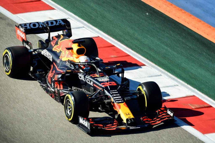 Sementara itu, pemuncak klasemen sementara Max Verstappen akan start dari posisi paling belakang setelah Red Bull memutuskan menyematkan power unit baru di mobil sang pembalap Belanda, melebihi alokasi per musim sehingga berbuah penalti. Verstappen saat ini mengantongi keunggulan lima poin atas Hamilton setelah 14 balapan. 