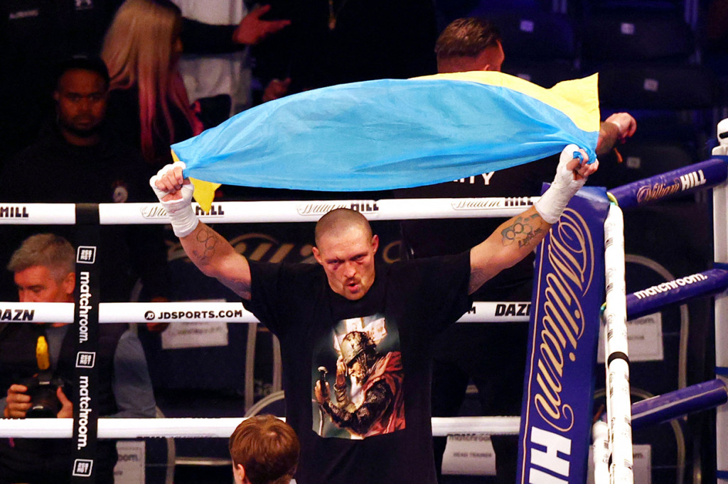 Berkat kemenangan ini, Oleksandr Usyk merebut gelar juara kelas berat WBO, IBF, IBO, dan WBA.