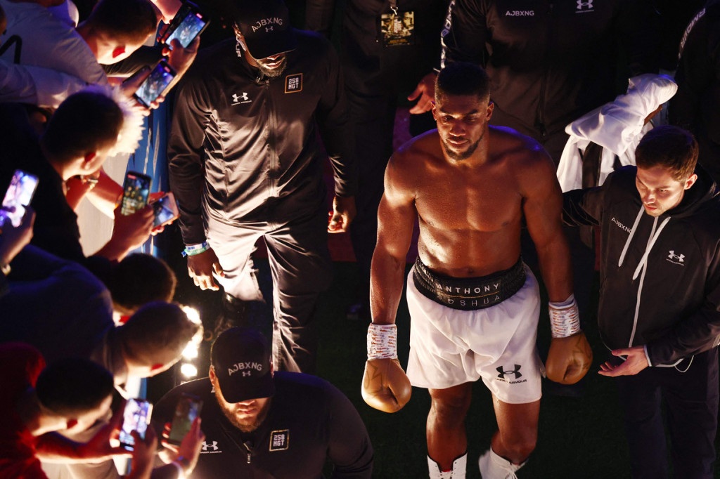 Di sisi lain, rekor bertanding Anthony Joshua kini menjadi 24 kemenangan dan 2 kekalahan. Hasil duel kontra Usyk merupakan kekalahan perdana Joshua di London dalam sepanjang kariernya.