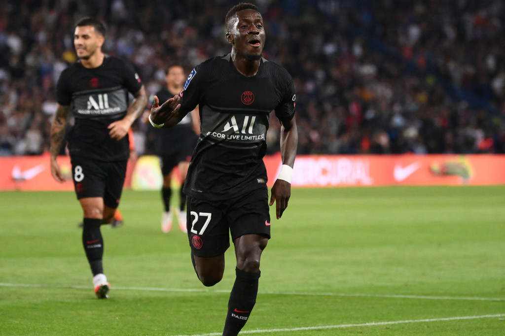 Gol kedua lahir setelah jeda melalui Julian Draxler (89).