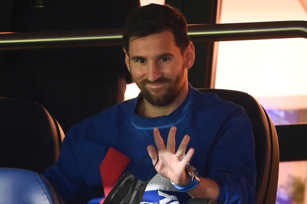 PSG tampil tanpa Lionel Messi yang diistirahatkan karena mengalami memar tulang lutut kiri pada laga sebelumnya melawan Lyon.