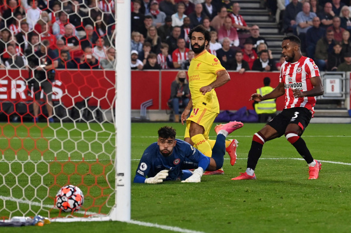 Mohamed Salah saat mencetak gol ke gawang Brentford.
