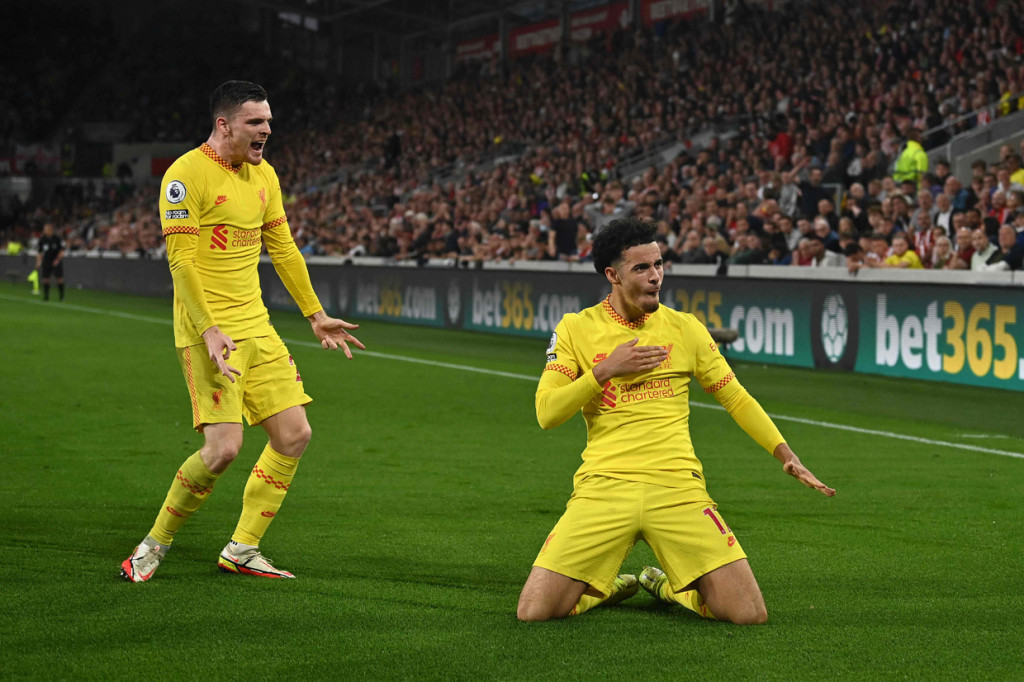 Curtis Jones melakukan selebrasi usai mencetak gol ke gawang Brentford.