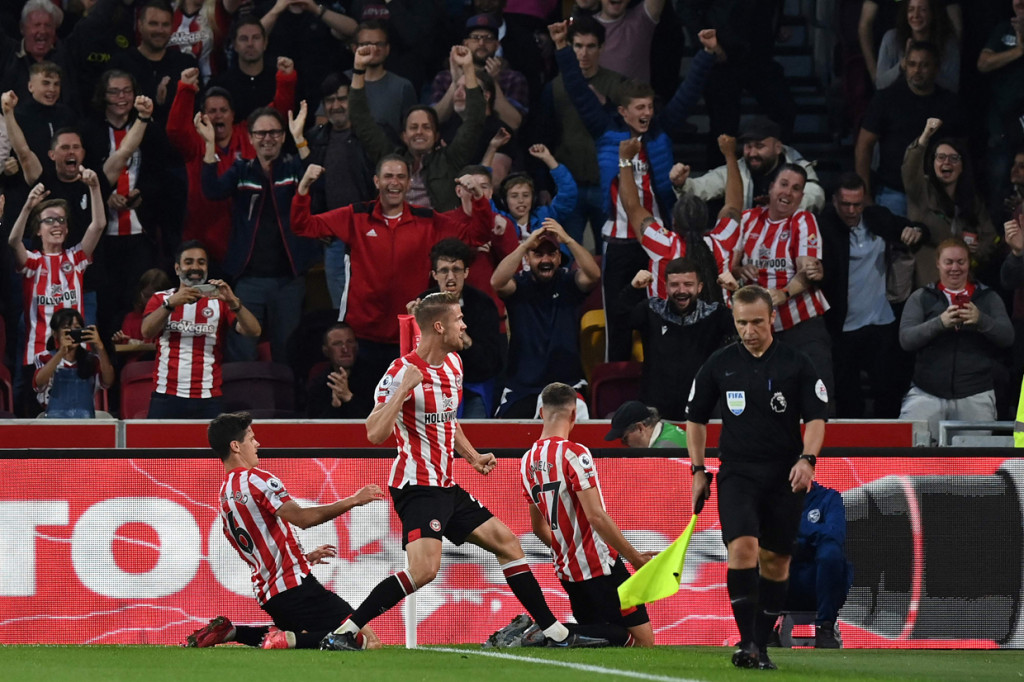 Vitaly Janelt melakukan selebrasi usai mencetak gol ke gawang Liverpool.