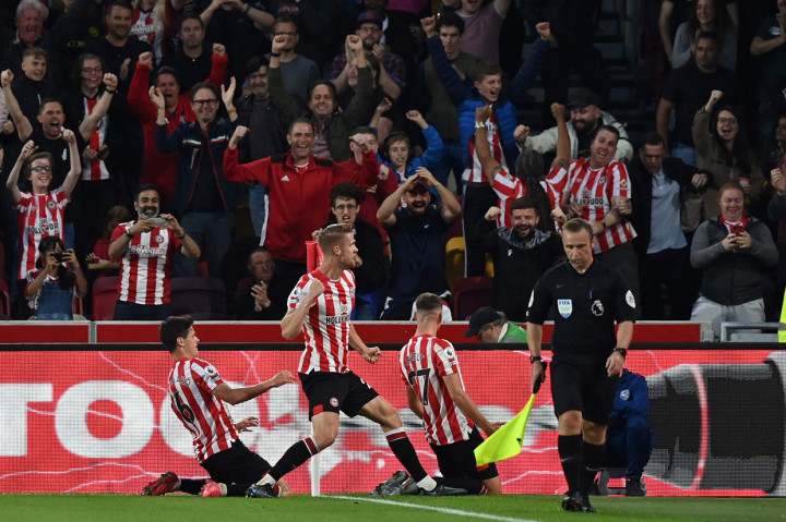 Vitaly Janelt melakukan selebrasi usai mencetak gol ke gawang Liverpool.