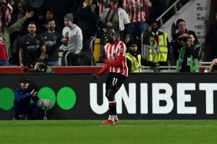 Yoane Wissa melakukan selebrasi usai mencetak gol ke gawang Liverpool.