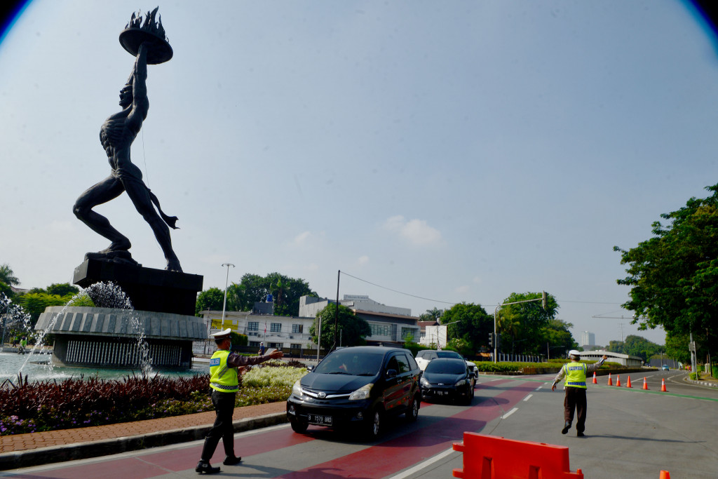 Pembatasan kendaraan dengan sistem ganjil genap tetap berlaku pada akhir pekan di lima lokasi di kawasan Jakarta sejalan dengan pemberlakukan PPKM Level 2-3 di wilayah Jawa dan Bali.