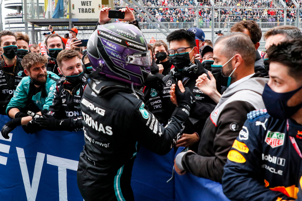 Lewis Hamilton menjadi pebalap pertama yang mencapai garis finis dalam balapan tersebut. Dia sukses memetik kemenangan setelah melalui hujan lebat pada lap-lap terakhir.