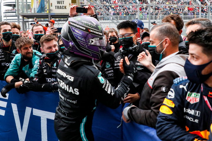 Lewis Hamilton menjadi pebalap pertama yang mencapai garis finis dalam balapan tersebut. Dia sukses memetik kemenangan setelah melalui hujan lebat pada lap-lap terakhir.