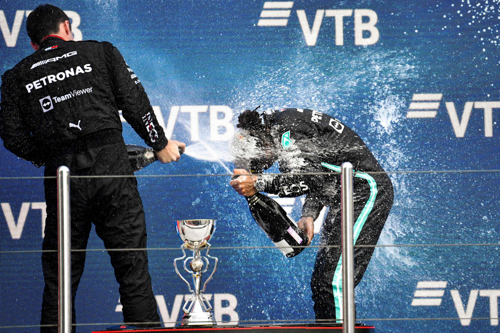 Saat ini, Lewis Hamilton memimpin dengan raihan 246,5 poin. Dia unggul dua poin atas Max Verstappen yang finis kedua pada balapan F1 GP Rusia 2021.